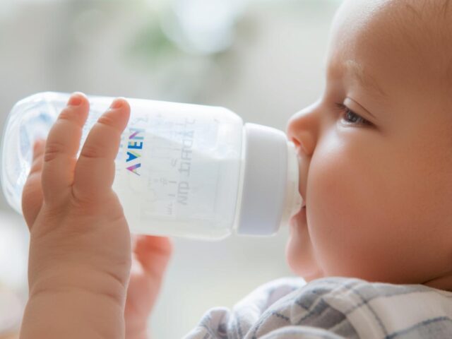 5 Semne că Biberonul Tău Provoacă Colici (și cum să le previi)